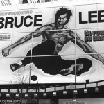 Façade du cinéma Hollywood Boulevard de René Chateau avec l'affiche peinte de Bruce Lee - www.salles-cinema.com Façade du cinéma Hollywood Boulevard de René Chateau avec l'affiche peinte de Bruce Lee - www.salles-cinema.com